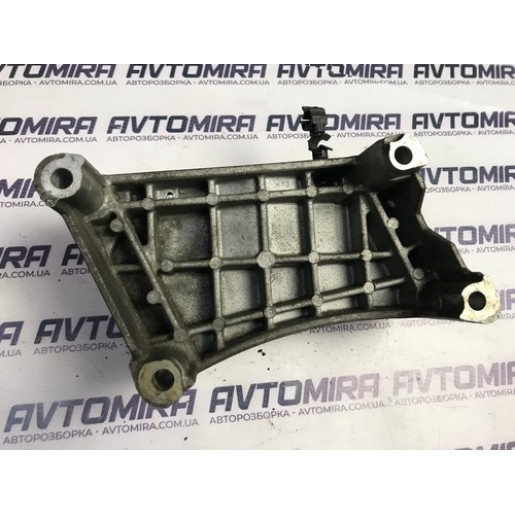 Кронштейн двигуна Fiat Punto 3 2005-2018 55198565 